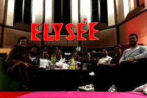 AC.E Alumni und Mitglieder sitzen an der ElysÃ©e-Bar in der digitalChurch